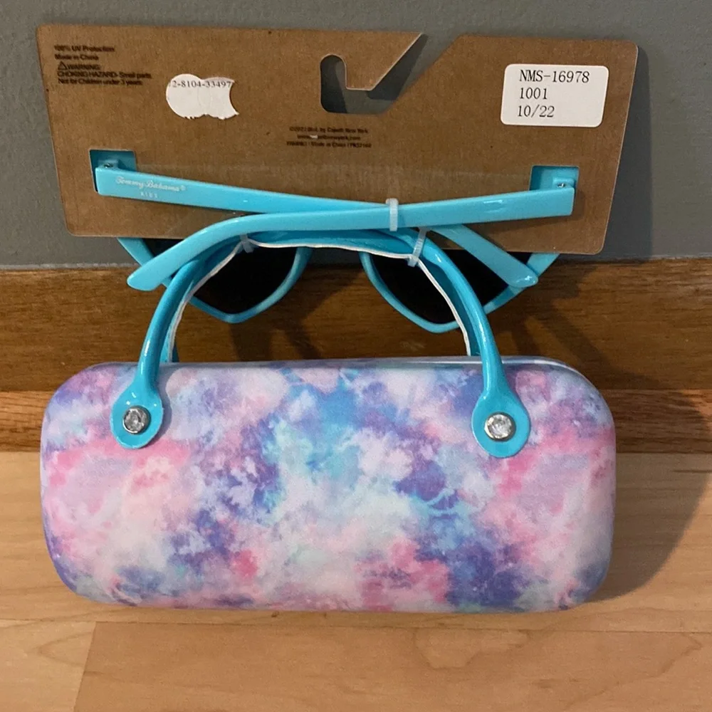 BRAND NEW TOMMY BAHAMA KIDS SUNGLASSES WITH CASE! NWT. SMOKE FREE HOME.
